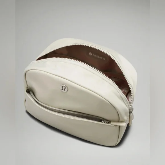 NWOT Lululemon City Essentials Pouch 2L - Picture 3 of 6